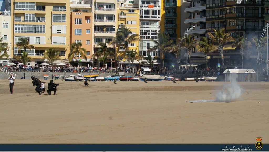 Demostración anfibia, cinológica y concierto en la Playa de Las Canteras en Canarias